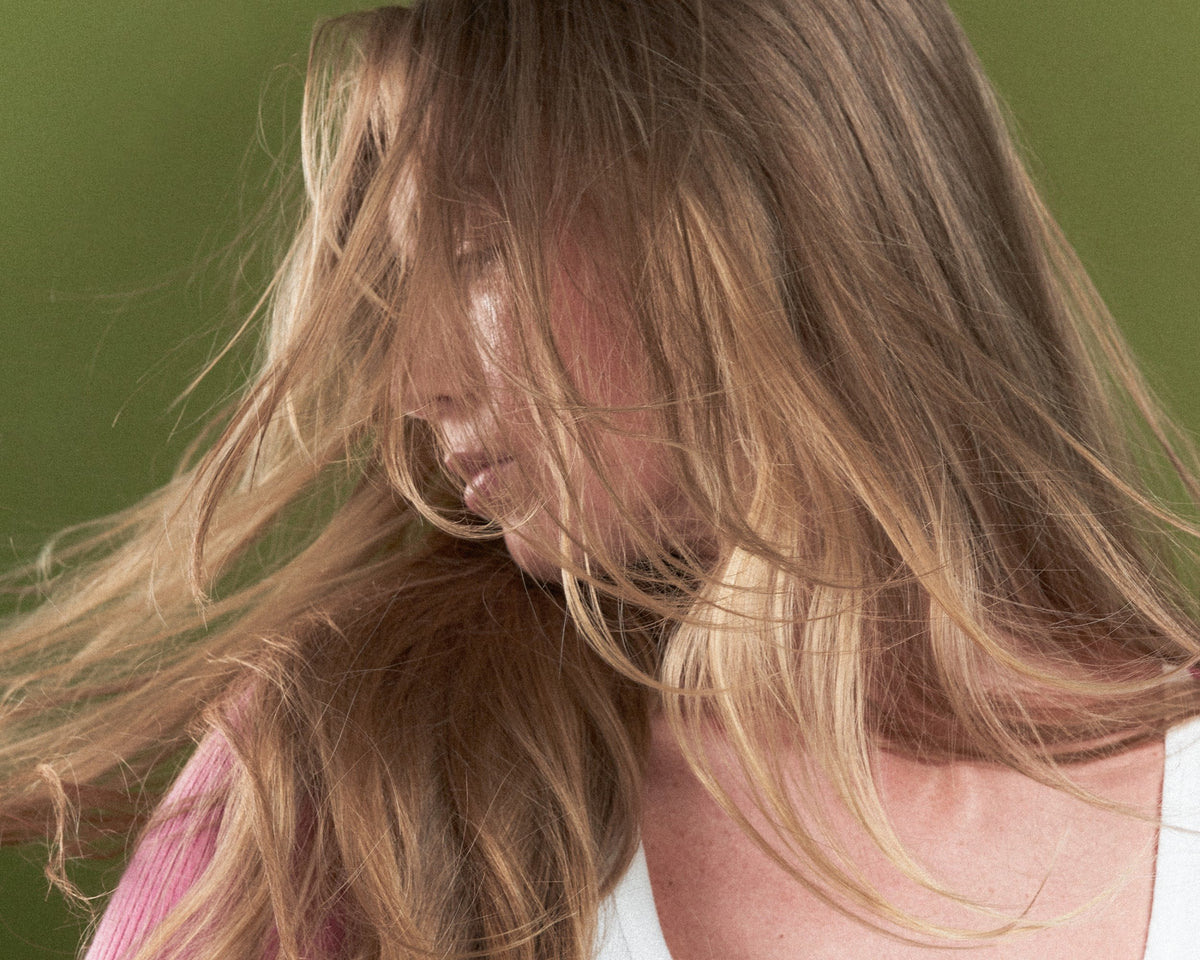 Pourquoi les cheveux graissent-ils si vite et devriez-vous les laver moins souvent ?